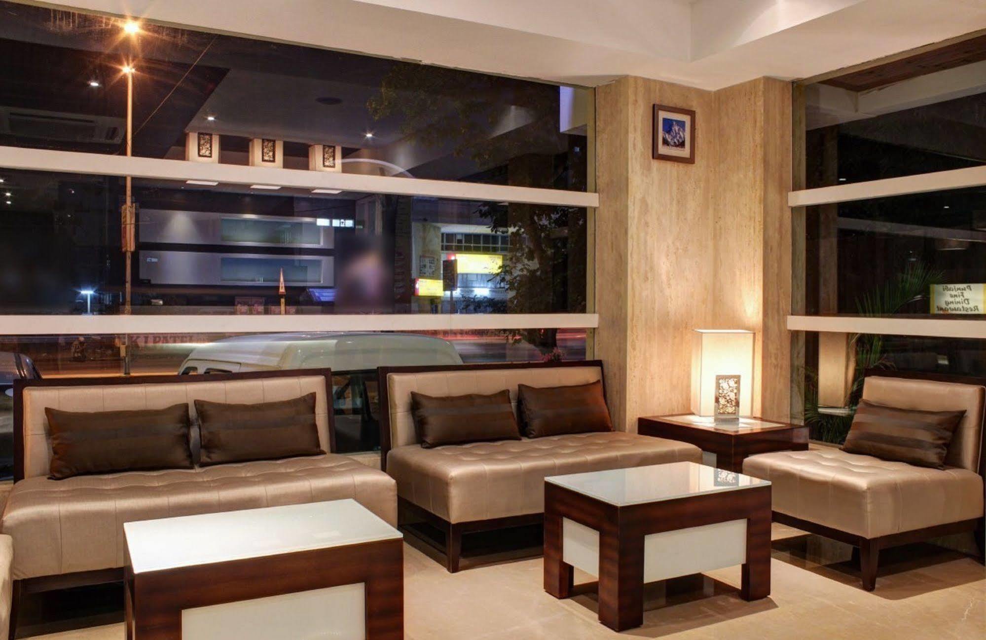 Oyo 1545 Hotel Shivani International Ahmedabad Eksteriør billede