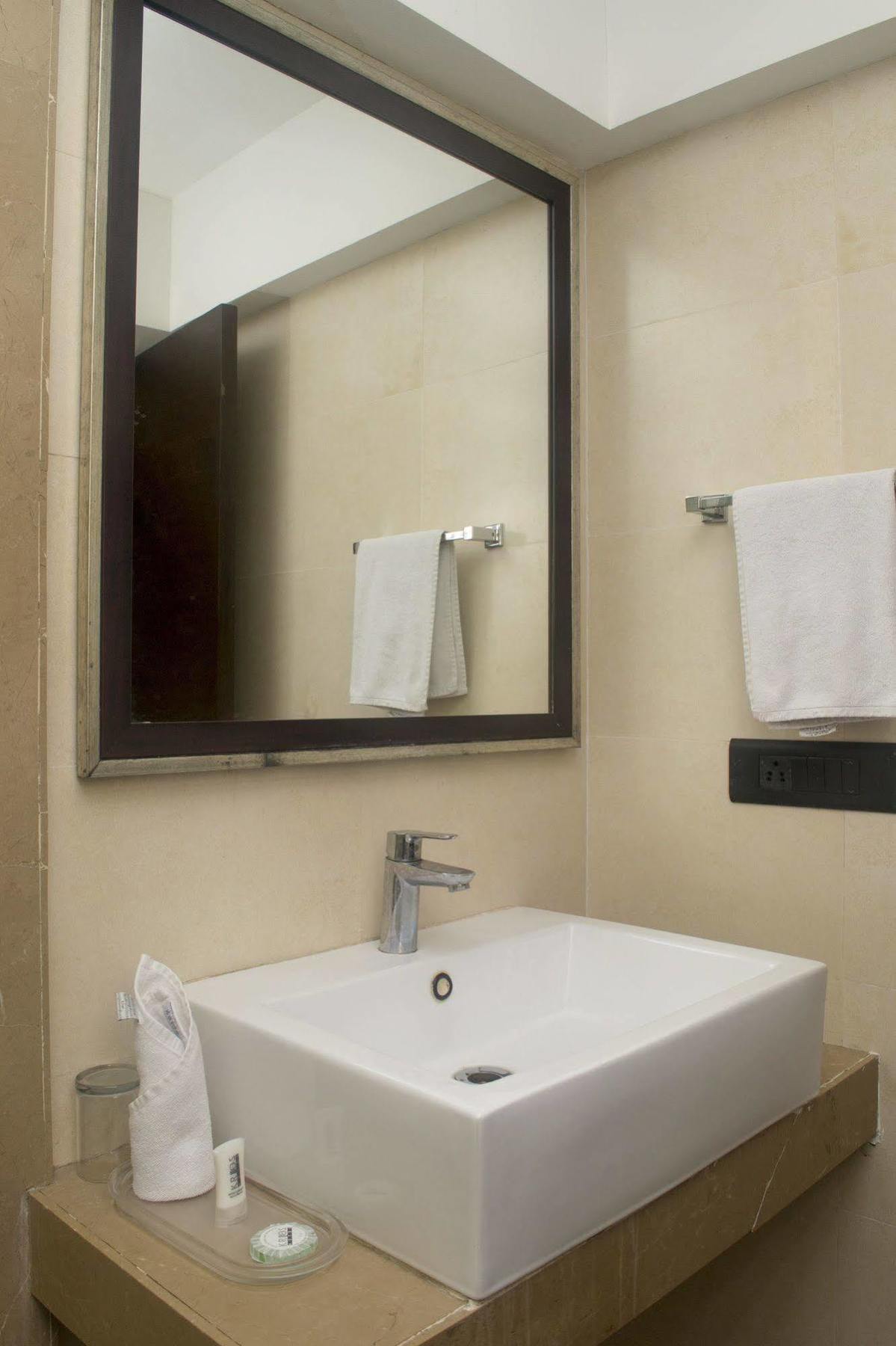 Oyo 1545 Hotel Shivani International Ahmedabad Eksteriør billede